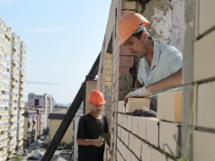 Продолжаются аварийно-восстановительные работах в доме по ул. Российской, 267/6