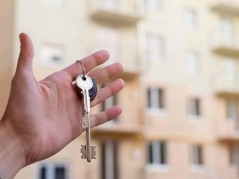 Новые квартиры получили 18 семей из сгоревшего мансардного этажа дома по улице Российской в Краснодаре