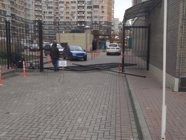 Проводится проверка шлагбаумов.