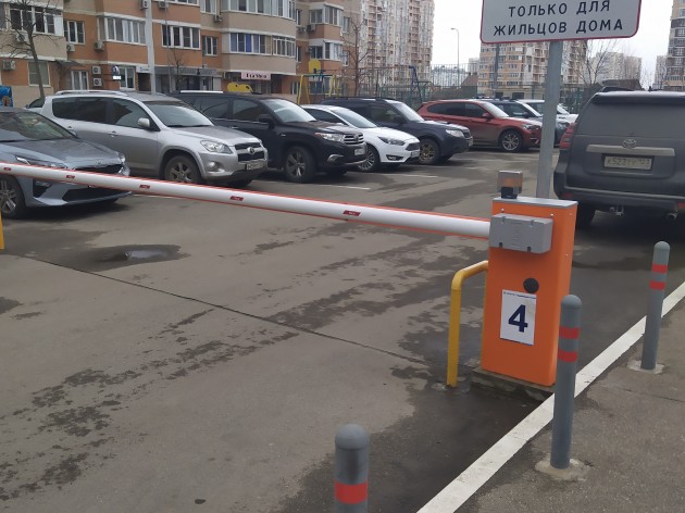 Проводится проверка шлагбаумов.