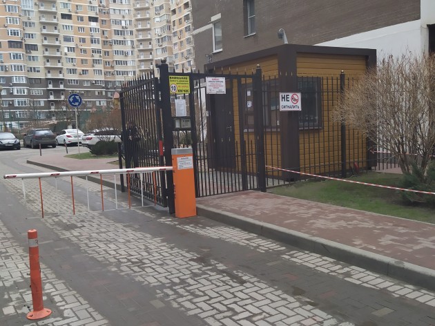 Проводится проверка шлагбаумов.