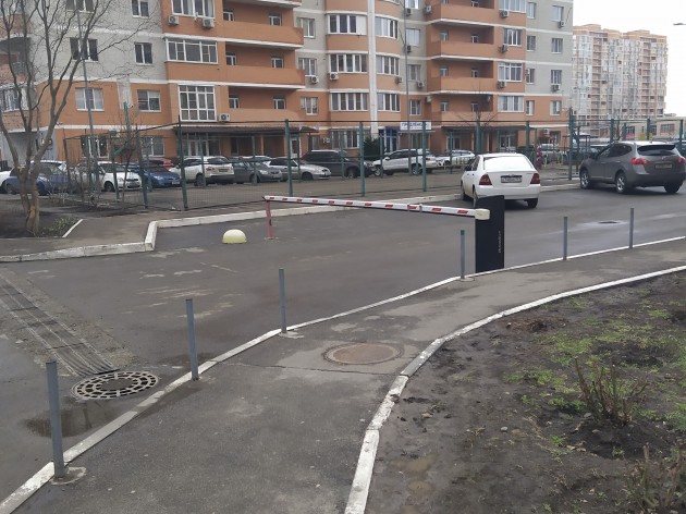 Проводится проверка шлагбаумов.