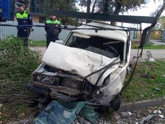 30.10.2025 спасатели Службы спасения  г. Краснодара убрали опору уличного освещения с автомобиля после ДТП в поселке пос. Березовый на  улице  Ладыгина.