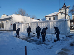 Работники Службы спасения приняли участие в расчистке от снега территории города Краснодара.